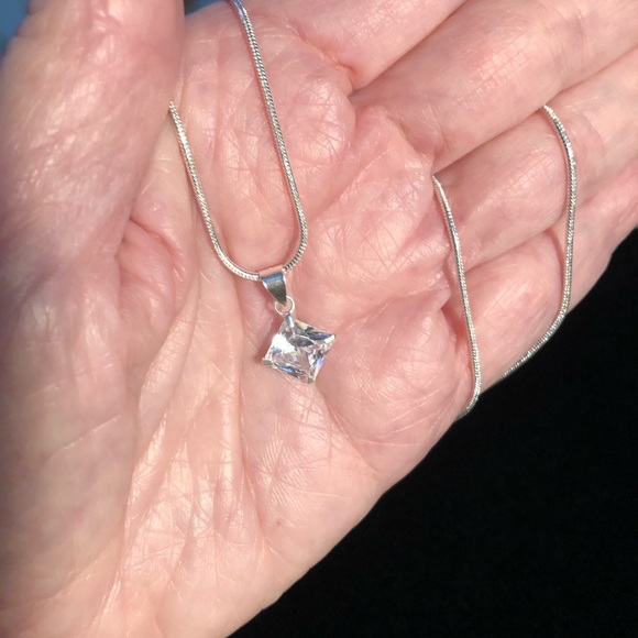 NWT Beautiful Diamond Shaped Diamond simulant. - Picture 9 of 15